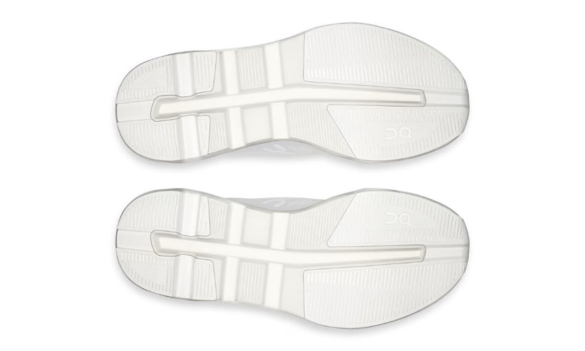 On Cloudzone 'Triple White' - Dubaiallstar